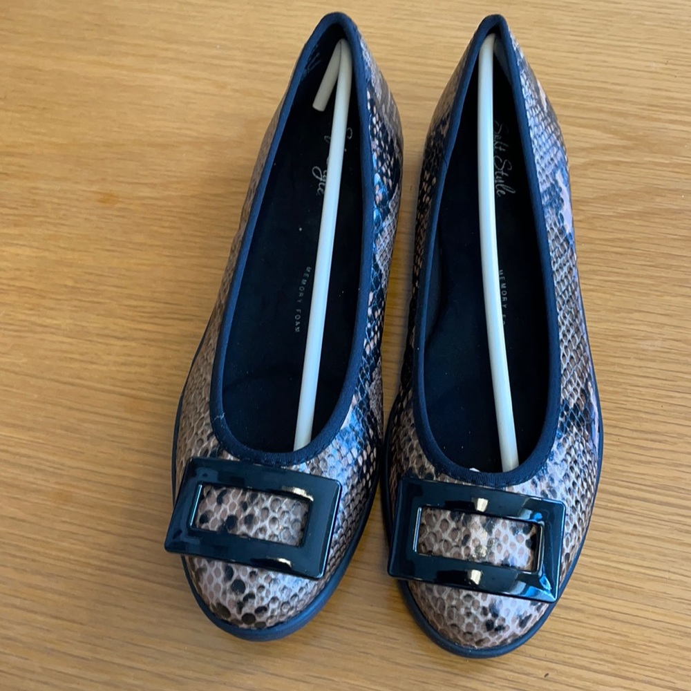 New Soft Style animal print size 7.